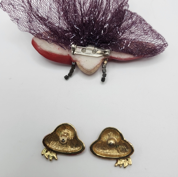 Member of the red hat lady society? Or do you enjoy hats? Gold tone & artisan - Picture 6 of 6